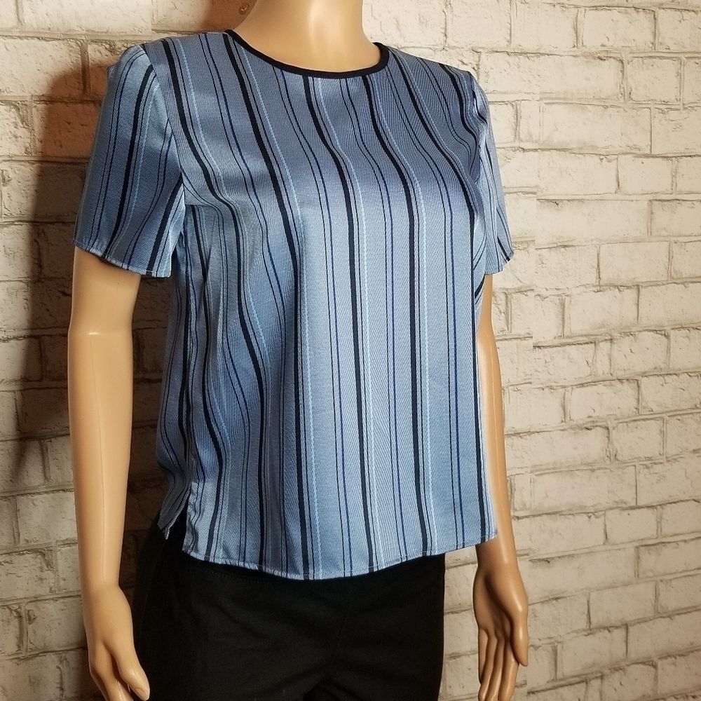 🆕️💥Vince camuto River Valley Stripes top